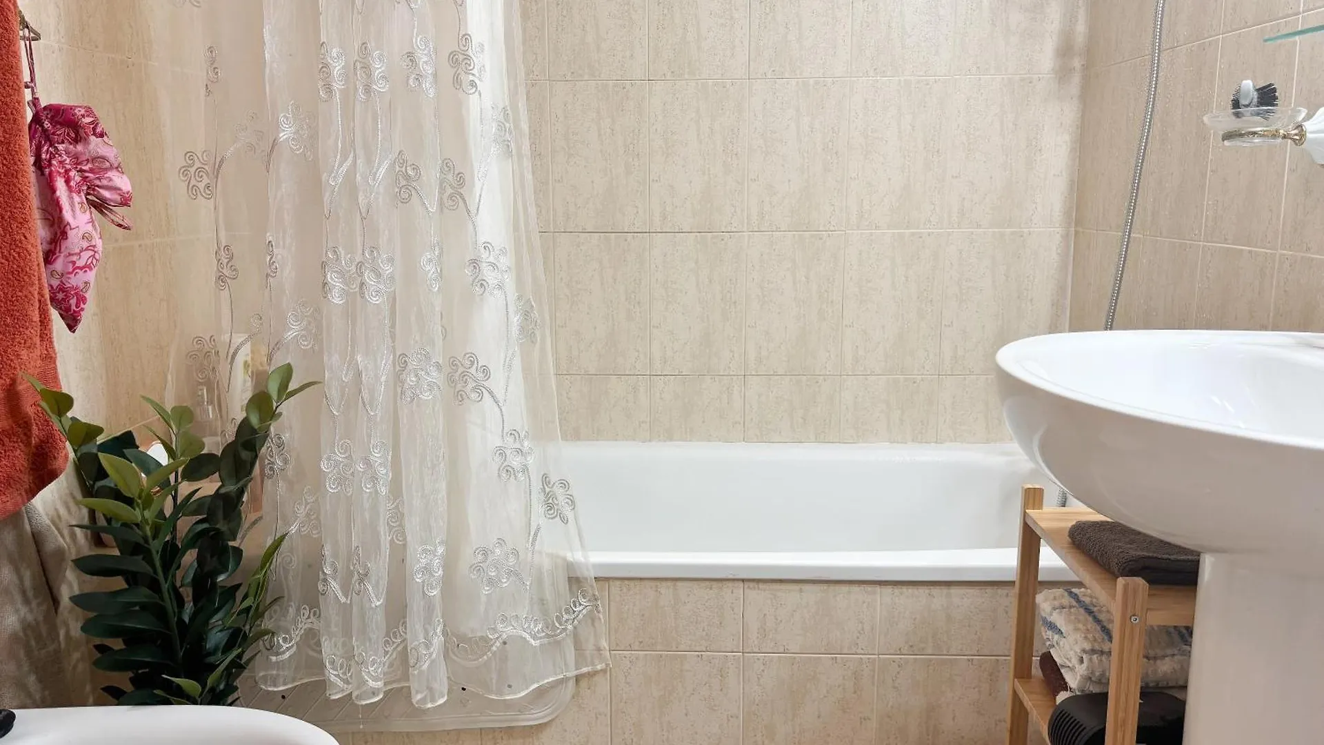 Beautiful Benalmadena Apartment With Sea Views!